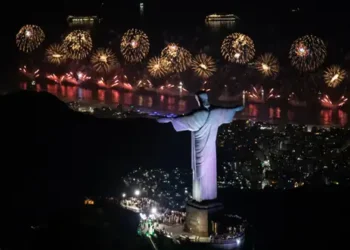 O Réveillon de Copacabana reuniu 2,6 milhões de pessoas e foi reconhecido como o maior do mundo. Queima de fogos histórica, show com drones e 13 palcos marcaram a virada de 2026 no Rio.