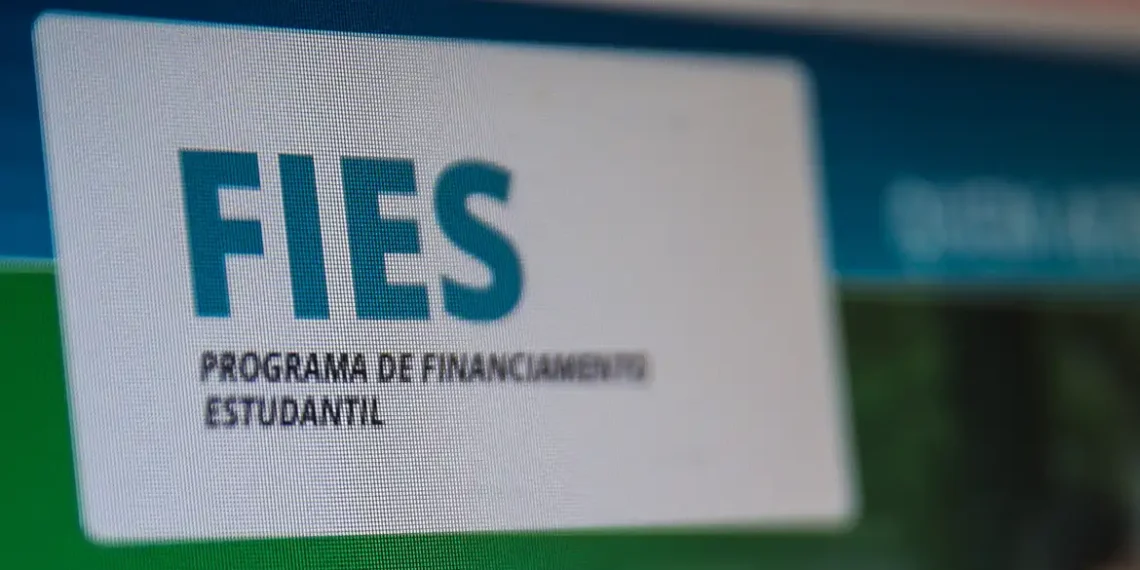 Estudantes devem complementar a inscrição do Fies para o primeiro semestre de 2026 até sexta-feira (16), conforme edital do MEC.
