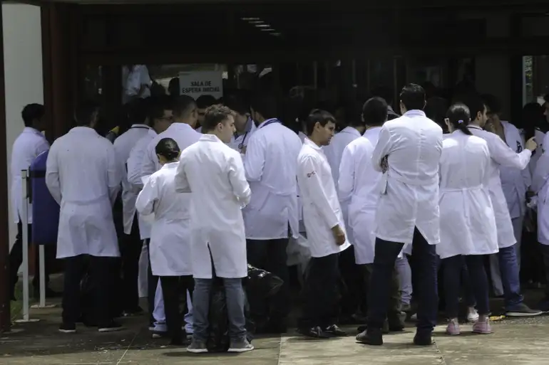 Ebserh recebe inscrições até 30 de janeiro para concurso na área médica com 152 vagas em hospitais universitários federais e salários que chegam a R$ 19 mil.