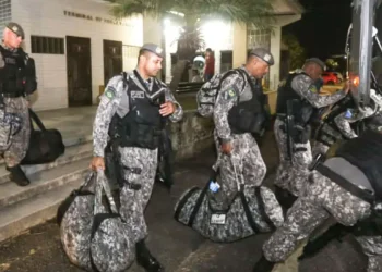 Forças de segurança do Rio prendem cinco lideranças do Comando Vermelho vindas de outros estados. Criminosos são acusados de homicídios e tráfico.