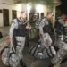 Forças de segurança do Rio prendem cinco lideranças do Comando Vermelho vindas de outros estados. Criminosos são acusados de homicídios e tráfico.