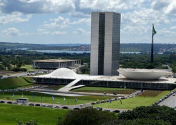 Congresso Nacional inicia ano legislativo com 24 medidas provisórias pendentes, que tratam de CNH, FGTS, créditos extraordinários, energia, agricultura e políticas sociais.