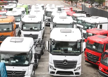 Governo federal lança o programa Move Brasil e anuncia R$ 10 bilhões em crédito para renovação da frota de caminhões, com juros menores e foco em sustentabilidade.