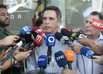 Médico confirma que Jair Bolsonaro sofreu traumatismo craniano leve após queda em cela da PF. Exames descartaram necessidade de intervenção cirúrgica.