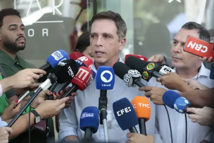 Médico confirma que Jair Bolsonaro sofreu traumatismo craniano leve após queda em cela da PF. Exames descartaram necessidade de intervenção cirúrgica.