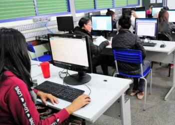Programa Escolas Conectadas atinge 68,4% das escolas públicas do Brasil com acesso à internet e avança para universalizar a conectividade em 138 mil unidades até 2026.