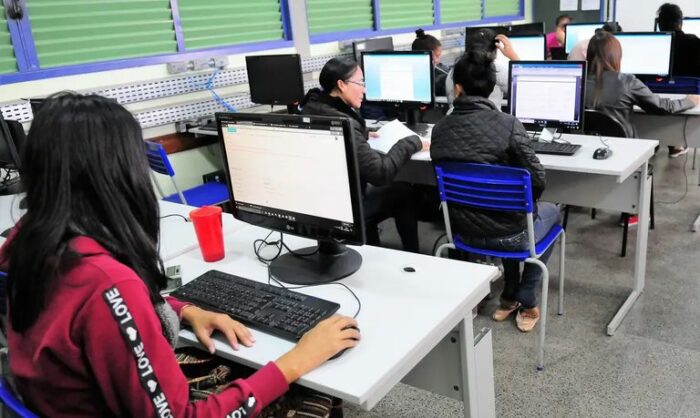 Programa Escolas Conectadas atinge 68,4% das escolas públicas do Brasil com acesso à internet e avança para universalizar a conectividade em 138 mil unidades até 2026.