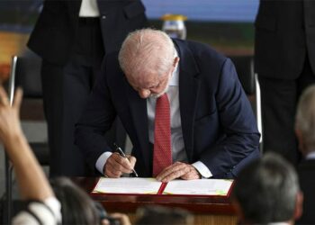 Lula sanciona a Lei Orçamentária de 2026, que prevê R$ 6,54 trilhões em despesas, amplia recursos para saúde e educação, mantém programas sociais e cumpre metas do Regime Fiscal Sustentável.