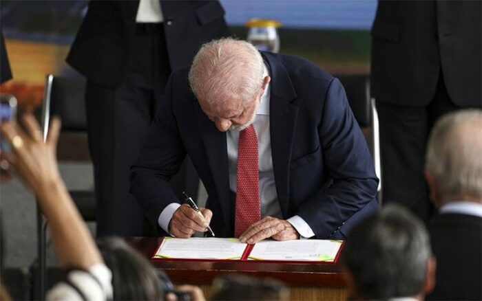 Lula sanciona a Lei Orçamentária de 2026, que prevê R$ 6,54 trilhões em despesas, amplia recursos para saúde e educação, mantém programas sociais e cumpre metas do Regime Fiscal Sustentável.