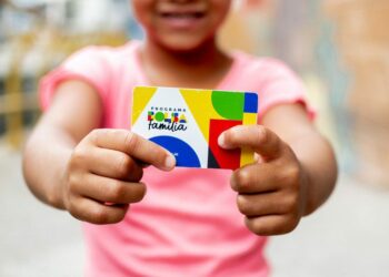 O Bolsa Família começa a pagar janeiro nesta segunda-feira (19) para mais de 18,7 milhões de lares. O investimento supera R$ 13,1 bilhões, com benefício médio de R$ 697,77.