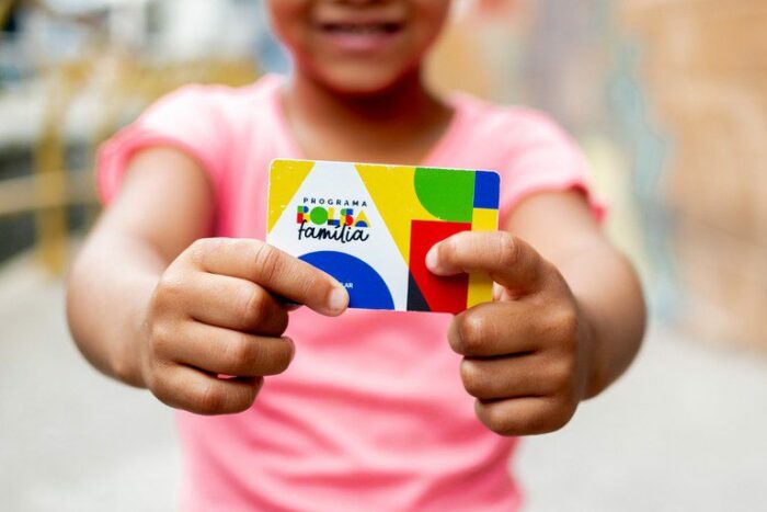O Bolsa Família começa a pagar janeiro nesta segunda-feira (19) para mais de 18,7 milhões de lares. O investimento supera R$ 13,1 bilhões, com benefício médio de R$ 697,77.
