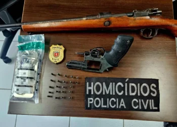 Operação da Polícia Civil do Paraná prende cinco suspeitos de roubo de R$ 15 milhões em diamantes em Londrina. Entre os presos estão dois policiais militares da ativa.
