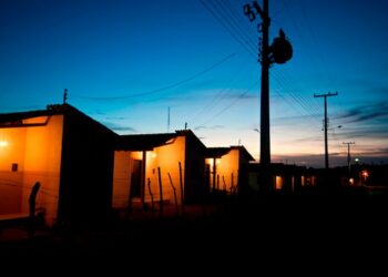 Após apagões em São Paulo, o Senado aprovou em 2025 leis que reformulam o setor elétrico, ampliam a tarifa social e buscam reduzir o custo da energia no Brasil.