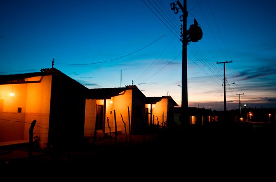 Após apagões em São Paulo, o Senado aprovou em 2025 leis que reformulam o setor elétrico, ampliam a tarifa social e buscam reduzir o custo da energia no Brasil.