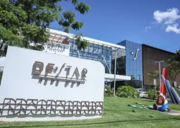 Bolsonaro recebeu alta do Hospital DF Star após cirurgia e exames e retornou à prisão em Brasília. STF negou pedido de prisão domiciliar humanitária.