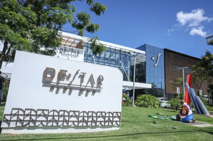 Bolsonaro recebeu alta do Hospital DF Star após cirurgia e exames e retornou à prisão em Brasília. STF negou pedido de prisão domiciliar humanitária.