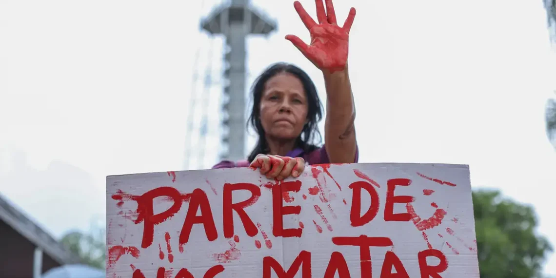 Polícia Civil de São Paulo prende homem acusado de feminicídio no bairro da Liberdade. Vítima tinha medida protetiva contra o agressor, segundo informações oficiais.