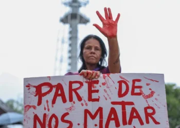 Polícia Civil de São Paulo prende homem acusado de feminicídio no bairro da Liberdade. Vítima tinha medida protetiva contra o agressor, segundo informações oficiais.