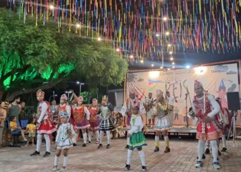 Dia de Reis, celebrado em 6 de janeiro, mantém viva a Folia de Reis no Brasil, tradição centenária da cultura popular e patrimônio imaterial.