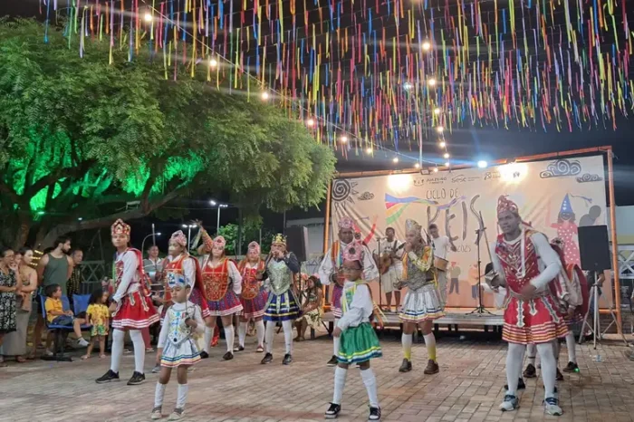 Dia de Reis, celebrado em 6 de janeiro, mantém viva a Folia de Reis no Brasil, tradição centenária da cultura popular e patrimônio imaterial.