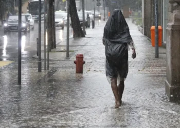 Inmet emite alerta laranja para chuvas fortes e tempestades em 16 estados brasileiros até sábado (31), com risco de alagamentos, ventos intensos e ciclone no Sudeste.