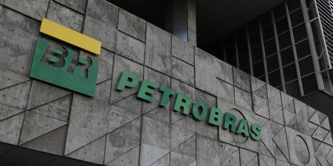 Petrobras e Vale assinam contrato para fornecimento de diesel S10 em Minas Gerais e ampliam cooperação em soluções de baixo carbono e descarbonização.