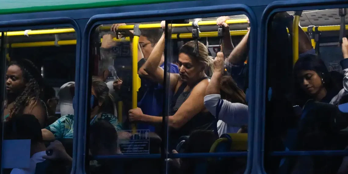 Livro “474: Jacaré/Copacabana” analisa desigualdades sociais do Rio a partir do cotidiano de uma das linhas de ônibus mais simbólicas da cidade.