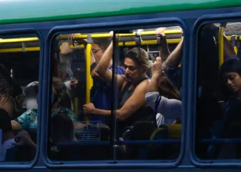 Livro “474: Jacaré/Copacabana” analisa desigualdades sociais do Rio a partir do cotidiano de uma das linhas de ônibus mais simbólicas da cidade.