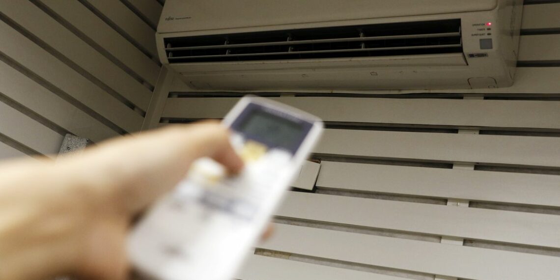 Com escolhas simples, como tecnologia inverter, selo do Inmetro e ajuste adequado da temperatura, é possível economizar na conta de luz com o uso do ar-condicionado.