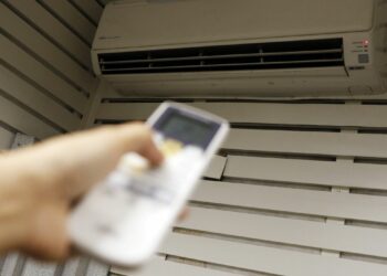 Com escolhas simples, como tecnologia inverter, selo do Inmetro e ajuste adequado da temperatura, é possível economizar na conta de luz com o uso do ar-condicionado.
