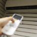 Com escolhas simples, como tecnologia inverter, selo do Inmetro e ajuste adequado da temperatura, é possível economizar na conta de luz com o uso do ar-condicionado.