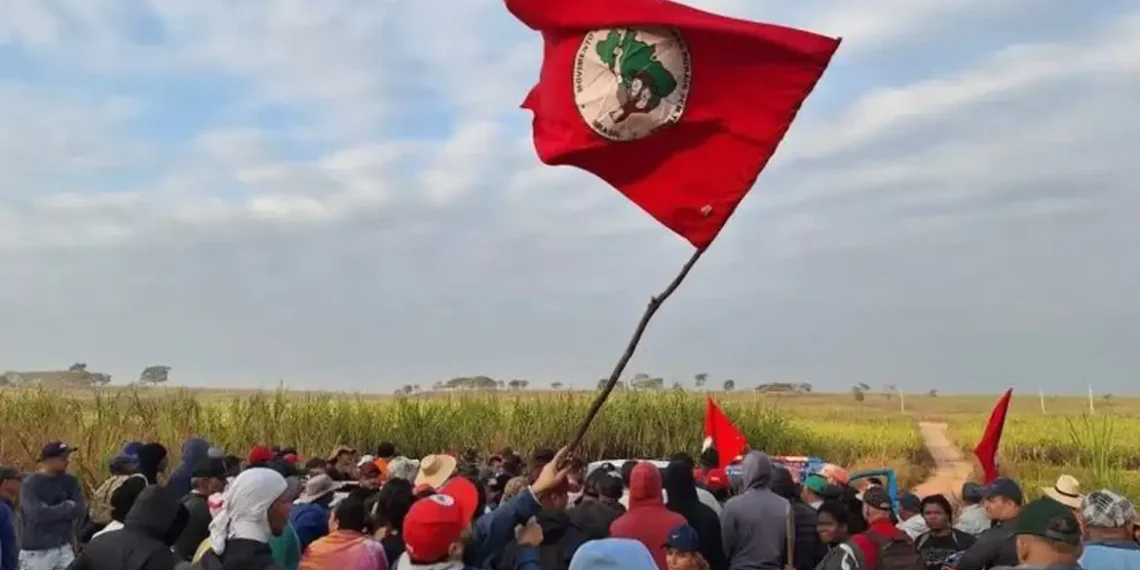 O presidente Lula participa nesta sexta-feira (23) do encerramento do 14º Encontro Nacional do MST, em Salvador, que discute reforma agrária e agricultura familiar.