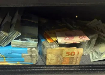 O Ministério Público do Rio de Janeiro bloqueou mais de R$ 900 milhões ligados ao crime organizado em 2025, por meio da atuação do Gaeco, com denúncias, operações e investigações patrimoniais.