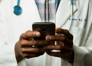 Governo federal quer transformar o Enamed em exame de proficiência médica, condicionando o registro profissional ao desempenho na avaliação.