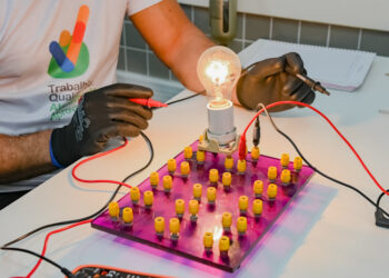 Prefeitura de Vitória mantém abertas as inscrições para o curso de Eletricista Industrial do Qualificavix, com 22 vagas e carga horária de 328 horas.