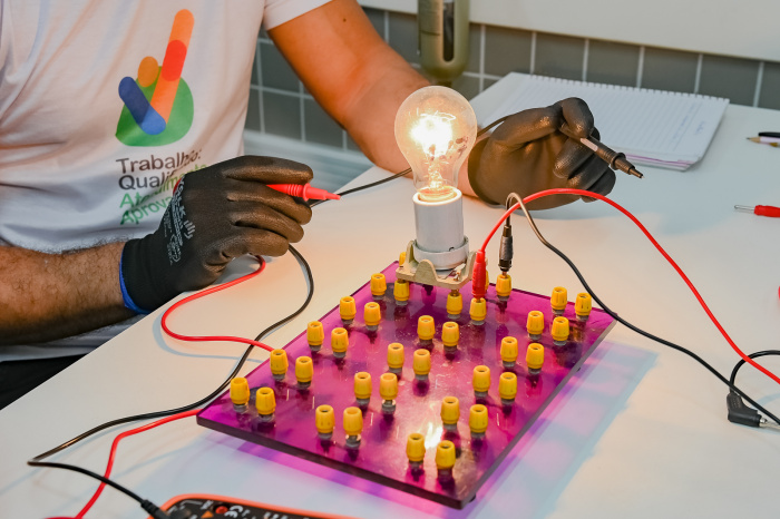 Prefeitura de Vitória mantém abertas as inscrições para o curso de Eletricista Industrial do Qualificavix, com 22 vagas e carga horária de 328 horas.