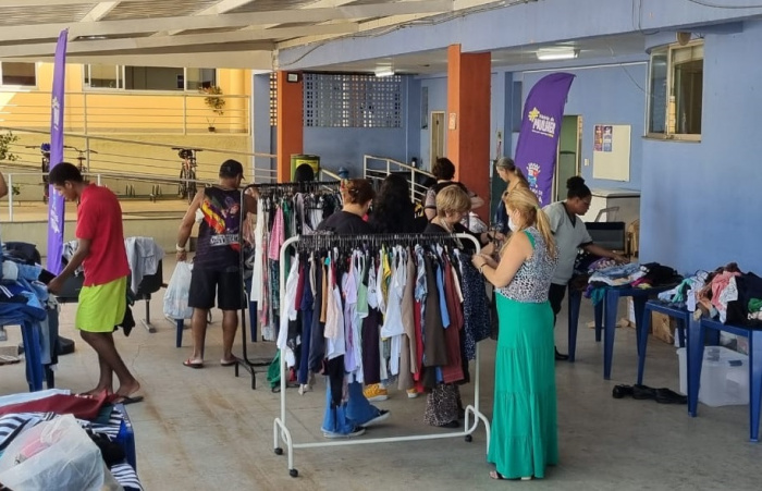 O projeto Cabide Solidário inicia as ações de 2026 em Santo Antônio, Vitória, oferecendo roupas, calçados e itens essenciais para a população em situação de vulnerabilidade.