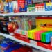 Pesquisa do Procon Vitória revela variação de até 297,99% nos preços de material escolar e orienta consumidores sobre compras conscientes.
