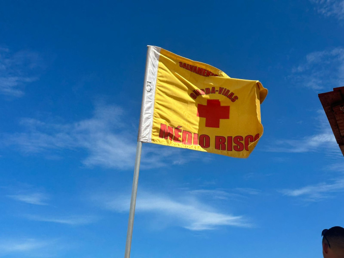 Bandeiras de sinalização nas praias de Vitória orientam banhistas sobre o risco do mar e ajudam a prevenir acidentes durante o verão.