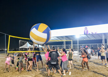 Arena de Verão 2026 leva mais de 300 horas de atividades esportivas à Praia de Camburi, em Vitória, com 50 modalidades e programação gratuita para todas as idades.