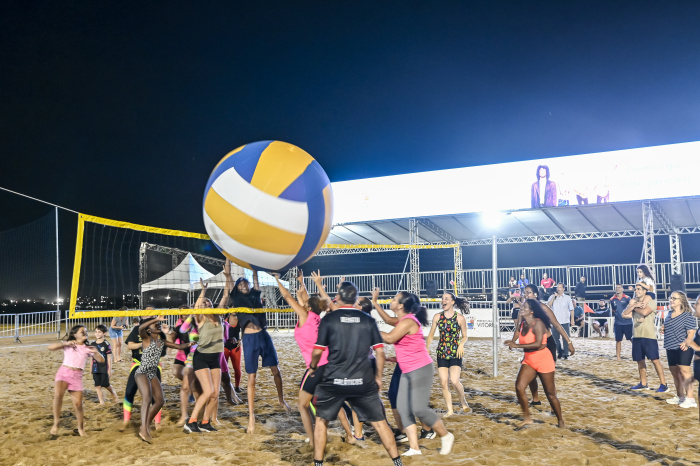 Arena de Verão 2026 leva mais de 300 horas de atividades esportivas à Praia de Camburi, em Vitória, com 50 modalidades e programação gratuita para todas as idades.