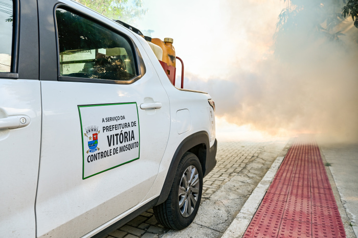 Fumacê percorre todos os bairros de Vitória em janeiro para reforçar o combate ao Aedes aegypti. Ações seguem durante todo o ano.