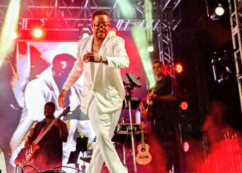 Arena de Verão 2026 reúne mais de 100 mil pessoas na Praia de Camburi, com show de Mumuzinho e programação cultural em Vitória.