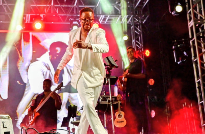 Arena de Verão 2026 reúne mais de 100 mil pessoas na Praia de Camburi, com show de Mumuzinho e programação cultural em Vitória.