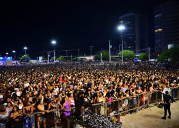 A Arena de Verão 2026 reuniu 80 mil pessoas na Praia de Camburi com shows de O Giro e Psirico. Evento gratuito segue até 25 de janeiro com atrações nacionais e locais.
