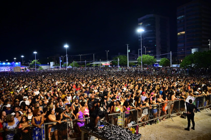 A Arena de Verão 2026 reuniu 80 mil pessoas na Praia de Camburi com shows de O Giro e Psirico. Evento gratuito segue até 25 de janeiro com atrações nacionais e locais.