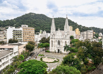 A Catedral Metropolitana de Vitória é um dos principais patrimônios históricos do Espírito Santo, reunindo arquitetura neogótica, vitrais artísticos e memórias que marcam gerações.