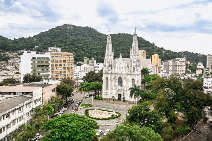 A Catedral Metropolitana de Vitória é um dos principais patrimônios históricos do Espírito Santo, reunindo arquitetura neogótica, vitrais artísticos e memórias que marcam gerações.