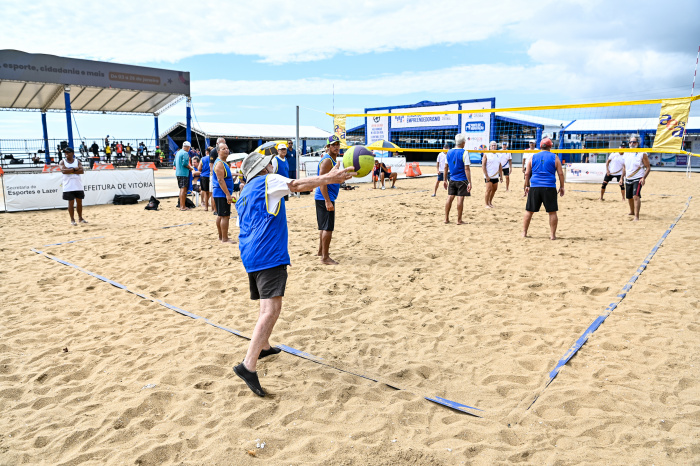 Arena de Verão 2026 inicia atividades esportivas na praia de Camburi, com mais de 50 modalidades e programação diária até 25 de janeiro.