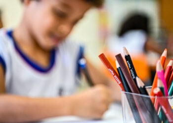 Prefeitura de Vitória convoca candidatos aprovados em processo seletivo para contratação temporária de professores da Educação Básica na rede municipal em 2026.